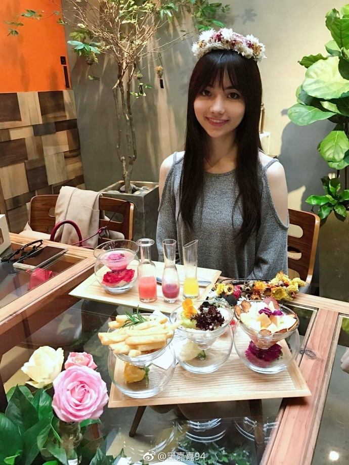 美食吃货 美女在街头吃新疆麻辣烧烤馕! 看着真有食欲