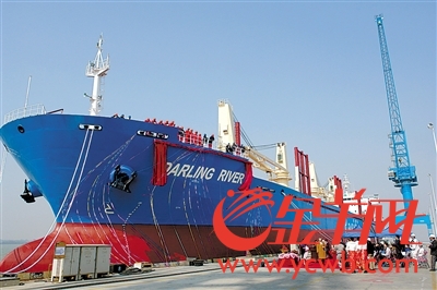 华侨开的江门南洋造船厂新造的大船准备交付外国船主