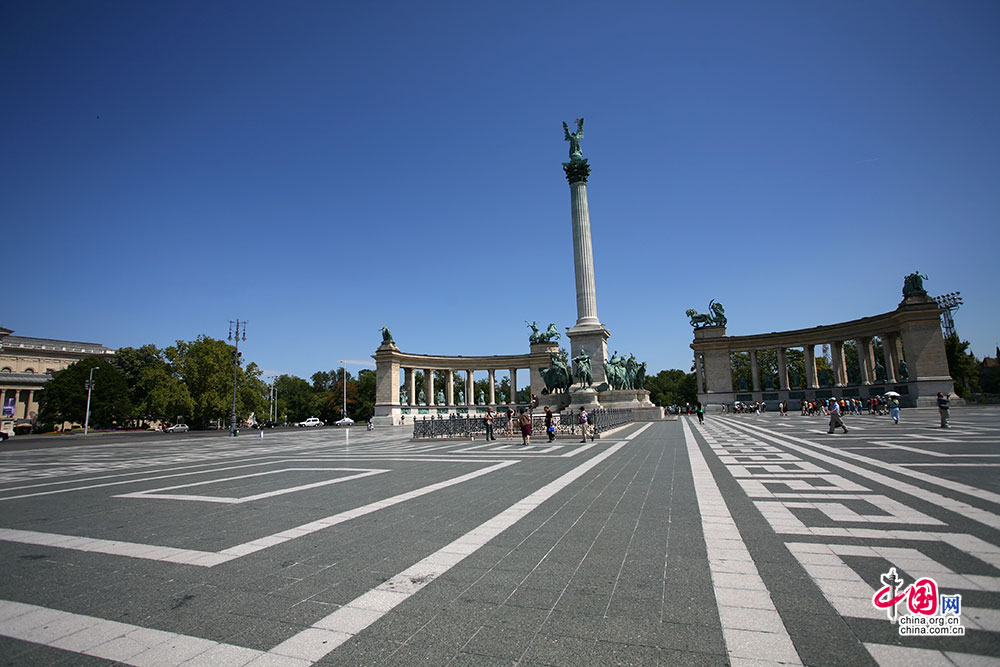 英雄广场中心的千年纪念柱