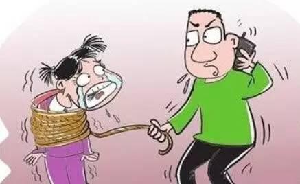 怀疑小女孩偷钱 他们竟用铁链将她捆绑吊起来