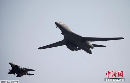 资料图：据外媒报道，当地时间9月13日上午，美军两架B1-B兰斯轰炸机从关岛安德森空军基地出发，进入驻韩美军乌山空军基地临近空域。