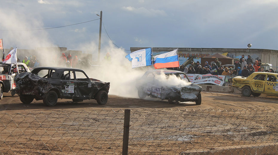 明斯克撞车大赛现场惨烈 报废车直接被铲走