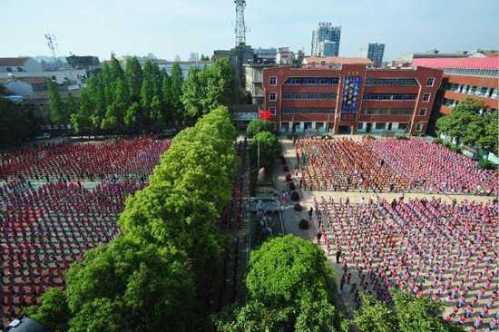 邾城一小有4400名小学生，每周一的升旗仪式场面壮观。记者 彭年 摄