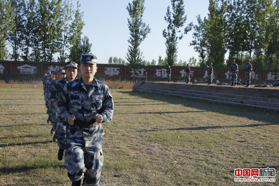 中部战区空军某团组织轻武器实弹射击考核