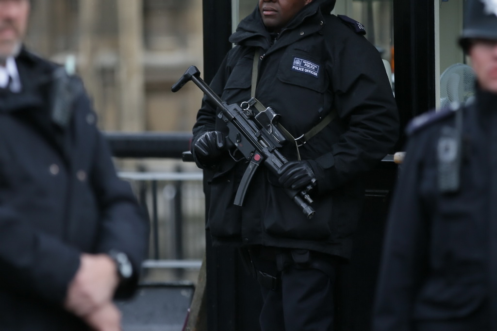 4月27日，在英国伦敦，警察在事发地附近执勤巡逻。 新华社发（蒂姆·爱尔兰摄）