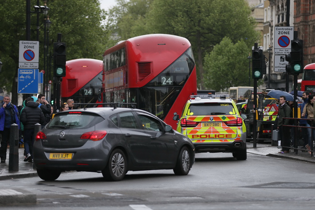 4月27日，在英国伦敦，事发地白厅在安全事件发生后已恢复正常。 新华社发（蒂姆·爱尔兰摄）