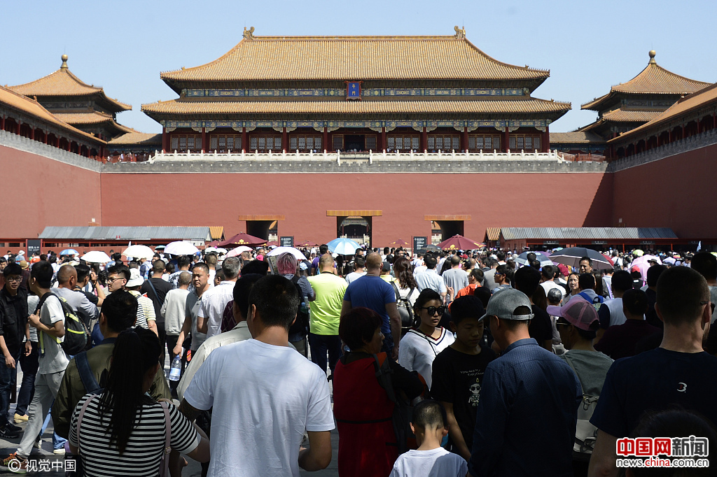 五一小长假首日北京迎旅游高峰 景区开启人海