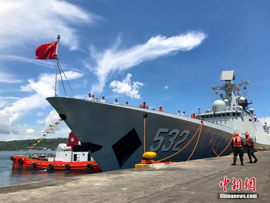 菲律宾总统参观中国军舰 戴上中国海军纪念帽