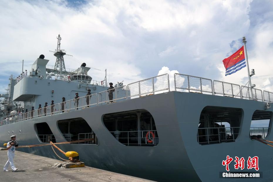菲律賓總統參觀中國軍艦 戴上中國海軍紀念帽