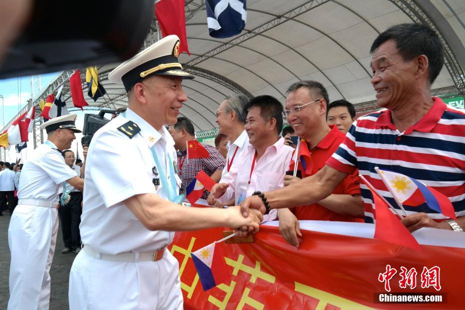 菲律賓總統參觀中國軍艦 戴上中國海軍紀念帽