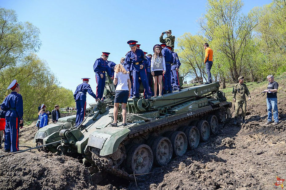 俄军从顿河打捞出二战美军坦克和德军火炮