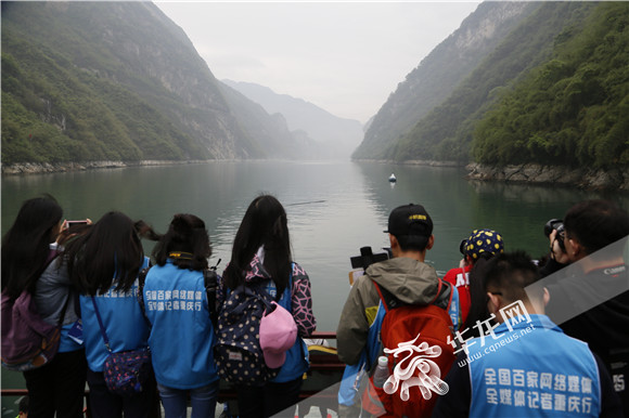 记者们在船头拍摄乌江画廊的美景。记者 欧武夷 摄.jpg