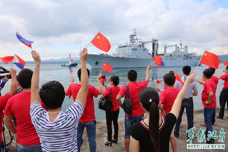 海军远航访问编队离开菲律宾 华人高唱《歌唱祖国》