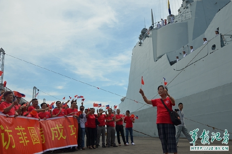 海军远航访问编队离开菲律宾 华人高唱《歌唱祖国》