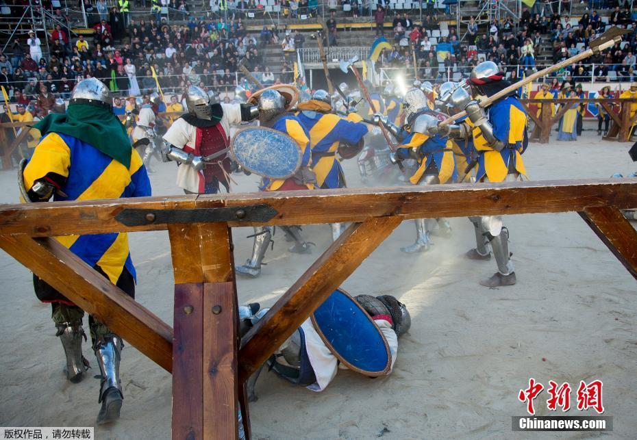 中世纪格斗世锦赛举行 选手着盔甲变战斗民族