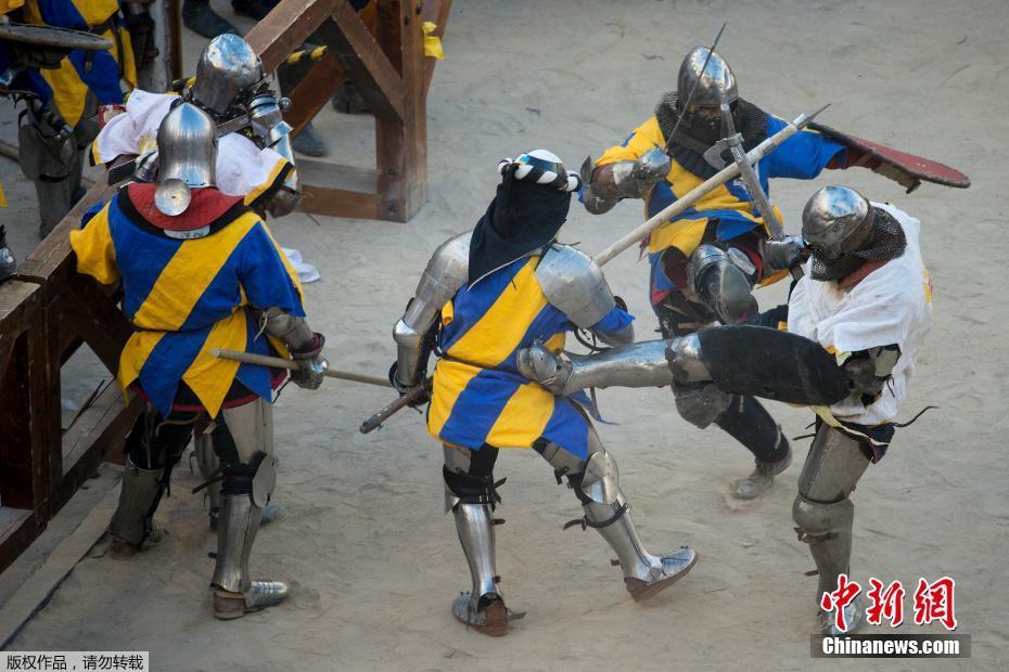 中世纪格斗世锦赛举行 选手着盔甲变战斗民族