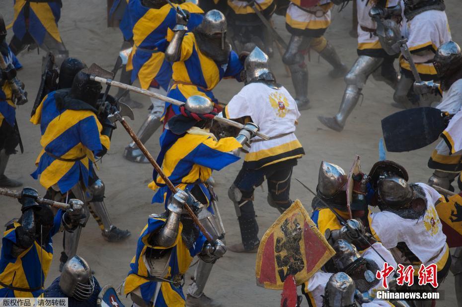 中世纪格斗世锦赛举行 选手着盔甲变战斗民族