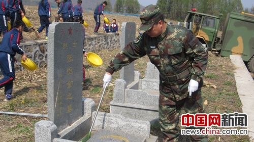 火箭军某旅官兵与驻地师生开展教育实践活动 火箭军某旅官兵与驻地师生开展教育实践活动