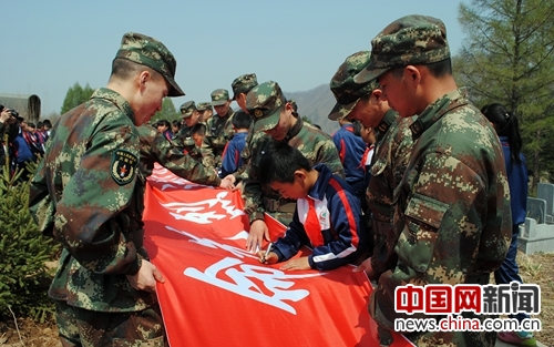 火箭军某旅官兵与驻地师生开展教育实践活动 火箭军某旅官兵与驻地师生开展教育实践活动