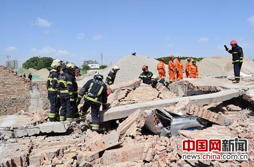 北京昌平区一快递院内围墙倒塌 8辆车被埋1人遇难