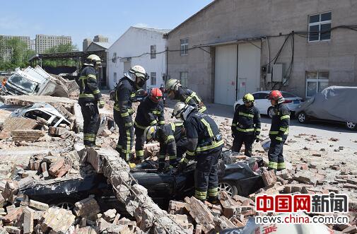 北京昌平区一快递院内围墙倒塌 8辆车被埋1人遇难