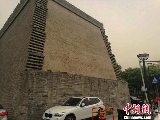 西安明秦王府城墙遗址开烤肉店文物局:属合法经营