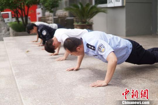 江苏睢宁城管局对不尽责队员罚做俯卧撑领导“连坐”