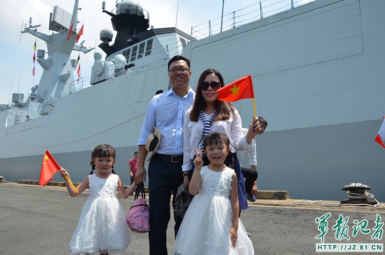 中国海军远航访问编队抵达越南胡志明市访问