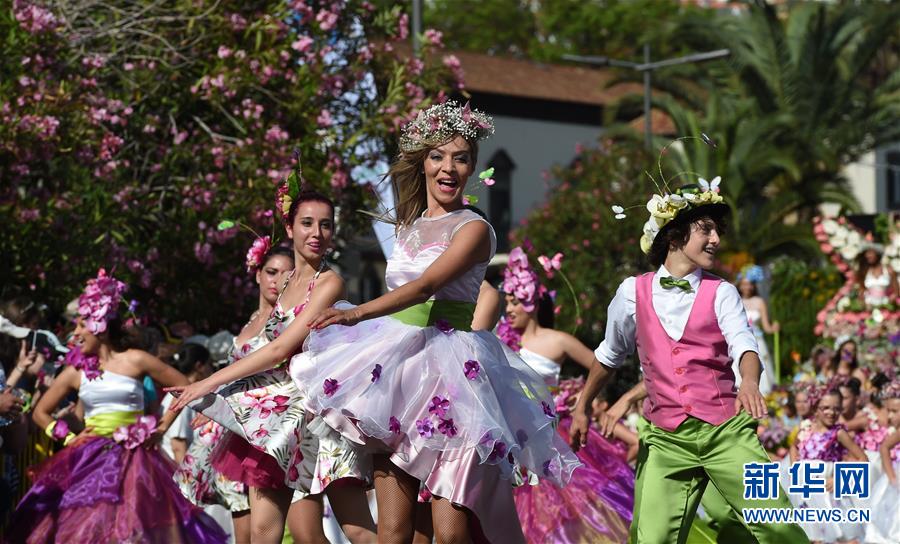 实拍葡萄牙鲜花节里的花车巡游