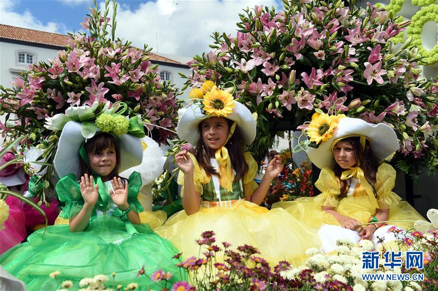 实拍葡萄牙鲜花节里的花车巡游