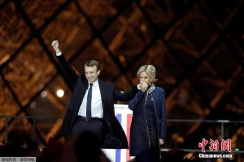 巴黎时间5月7日晚，法国总统选举第二轮投票初步计票结果显示，中间派独立候选人、“前进”运动领导人马克龙以大幅优势击败极右翼政党“国民阵线”候选人马丽娜·勒庞。