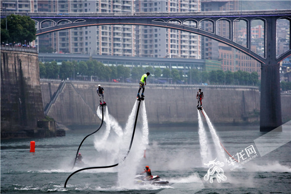 江面摩托艇马达轰鸣，运动员驰骋水面，精彩表演扣人心弦。记者 罗嘉 摄.jpg