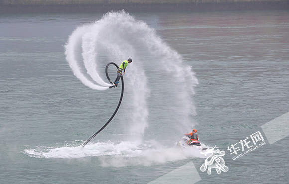 运动员升腾到到高空，并做出一系列极限特技动作。 记者 刘嵩 摄.jpg