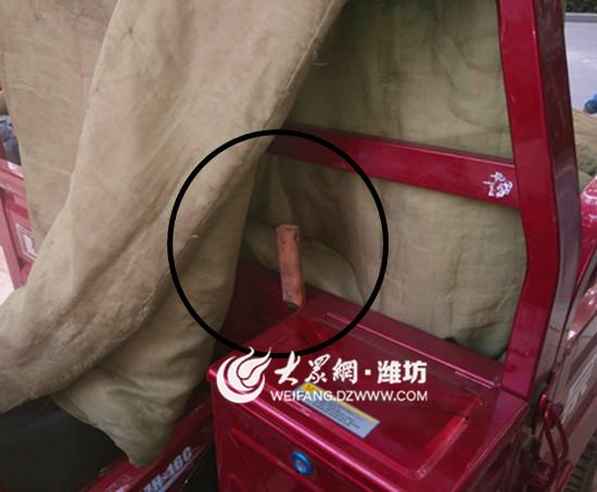 孙姓摊贩所持的剔骨尖刀