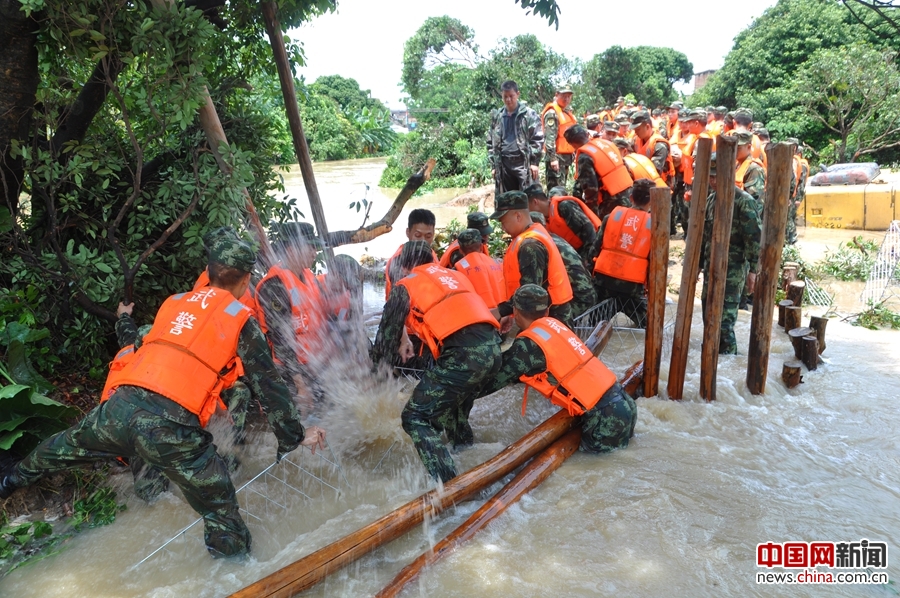 武警8730部队官兵众志成城战洪魔