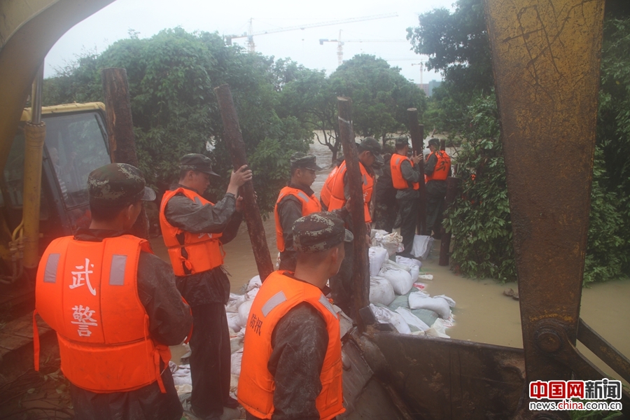 武警8730部队官兵众志成城战洪魔