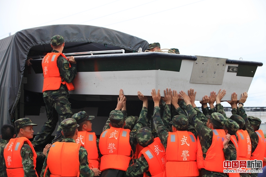 武警8730部队官兵众志成城战洪魔