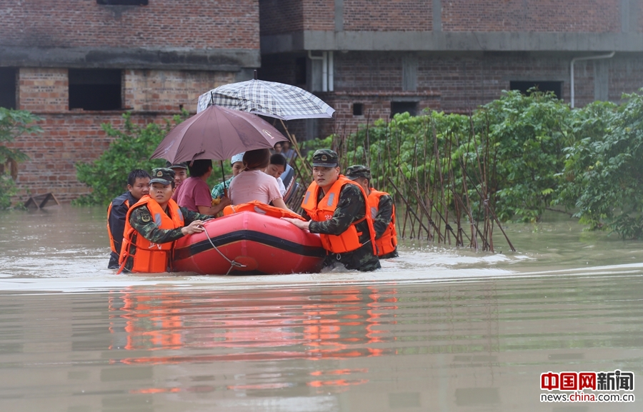 武警8730部队官兵众志成城战洪魔