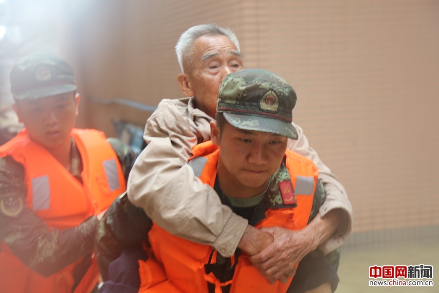 武警8730部队官兵众志成城战洪魔