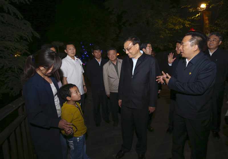 李克强为何夜登开封城墙? 李克强为何夜登开封城墙?