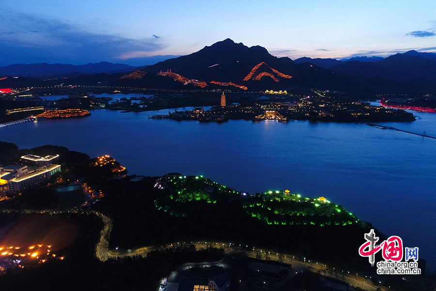 '一带一路'国际合作高峰论坛开幕在即 多彩灯光点亮雁栖湖[组图]