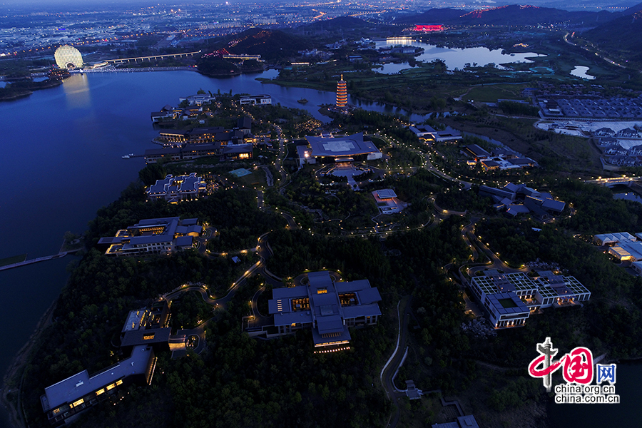 '一带一路'国际合作高峰论坛开幕在即 多彩灯光点亮雁栖湖[组图]