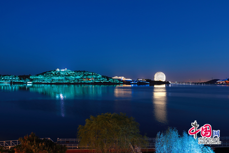 '一带一路'国际合作高峰论坛开幕在即 多彩灯光点亮雁栖湖[组图]