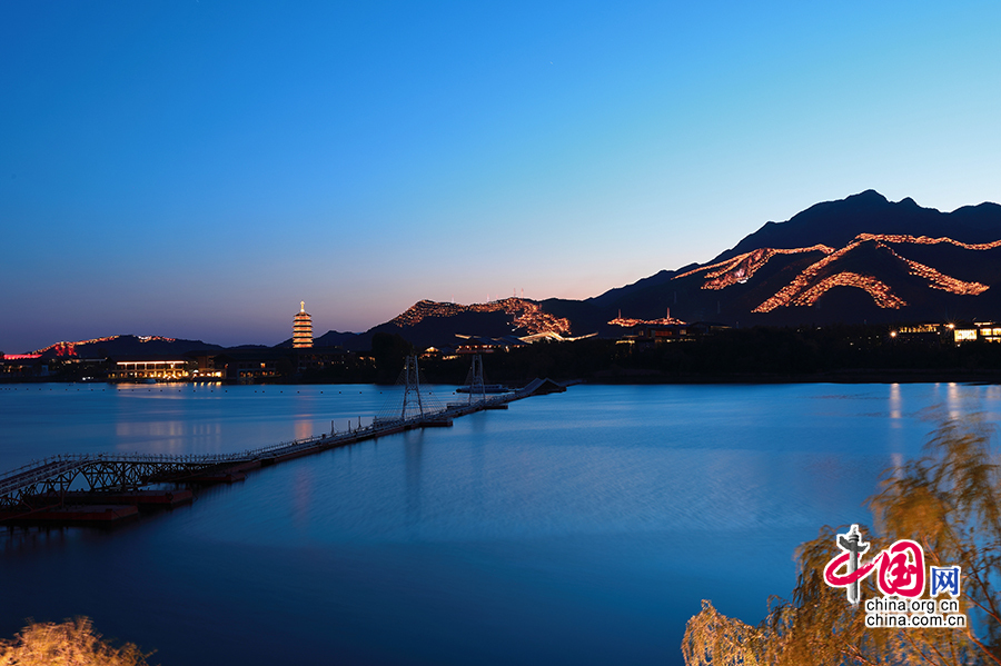 '一带一路'国际合作高峰论坛开幕在即 多彩灯光点亮雁栖湖[组图]