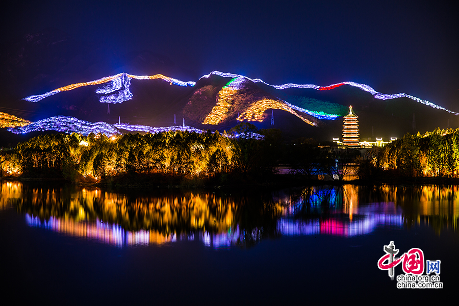 '一带一路'国际合作高峰论坛开幕在即 多彩灯光点亮雁栖湖[组图]