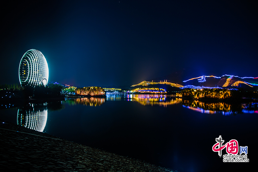 '一带一路'国际合作高峰论坛开幕在即 多彩灯光点亮雁栖湖[组图]