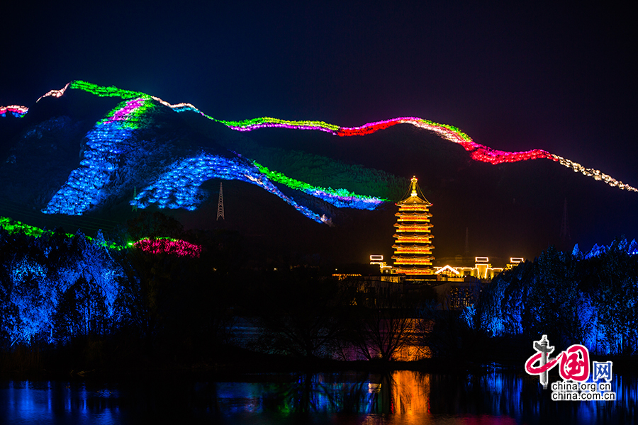 '一带一路'国际合作高峰论坛开幕在即 多彩灯光点亮雁栖湖[组图]