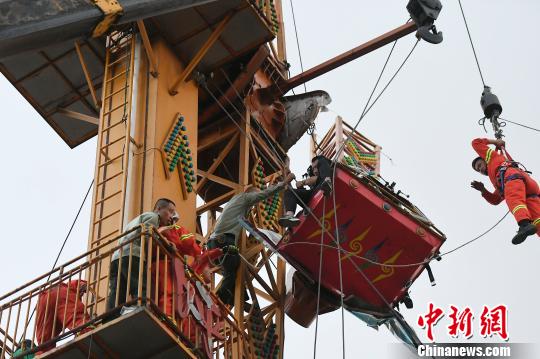 山西太原迎泽公园游乐设施臂杆断裂4人被困半空(图)