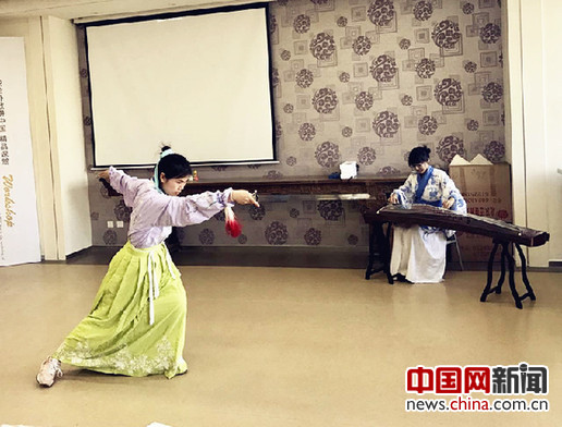 学生身着汉服演奏古筝，表演传统剑术。
