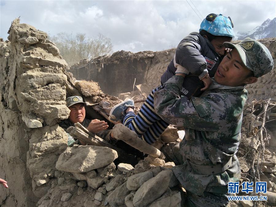 （突发事件后续）（2）解放军官兵从废墟中救出一名塔吉克族儿童